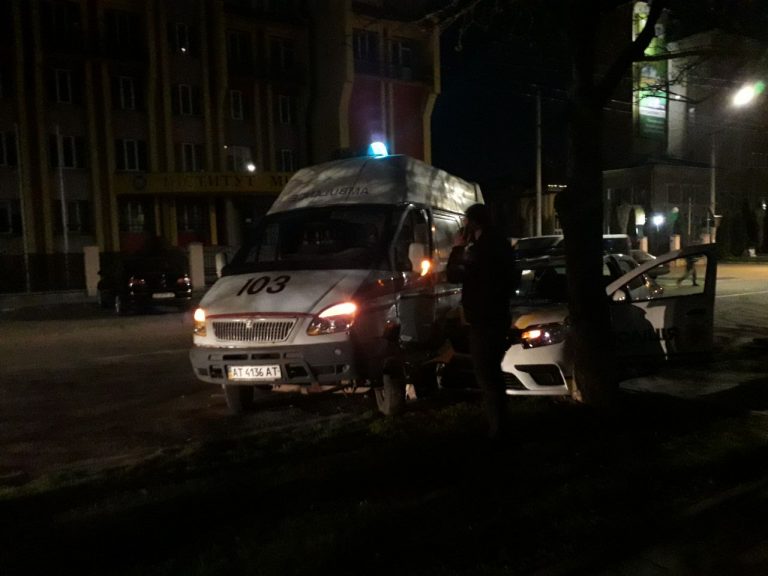 На Сахарова “швидка” та поліція охорони не поділили дорогу (ФОТО, ВІДЕО)