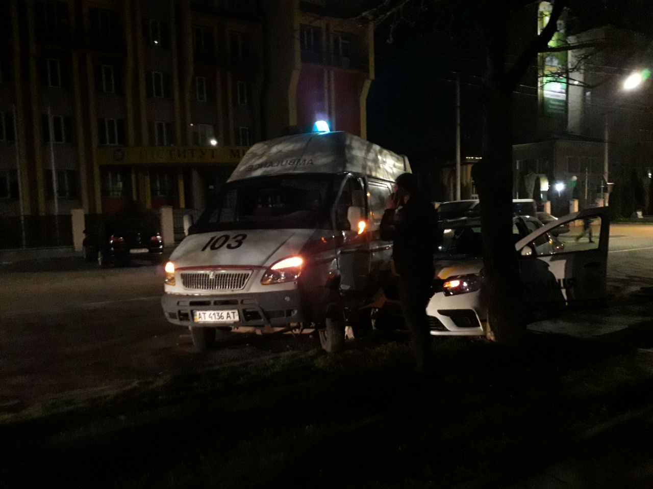 На Сахарова “швидка” та поліція охорони не поділили дорогу (ФОТО, ВІДЕО)