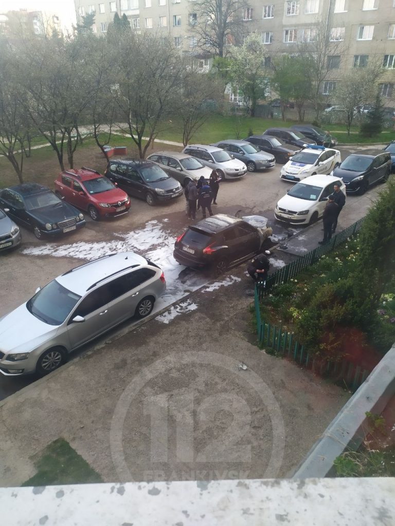 У Франківську вночі горіли дві машини: по одному факту поліція перевіряє умисний підпал (ФОТОФАКТ, ВІДЕО)