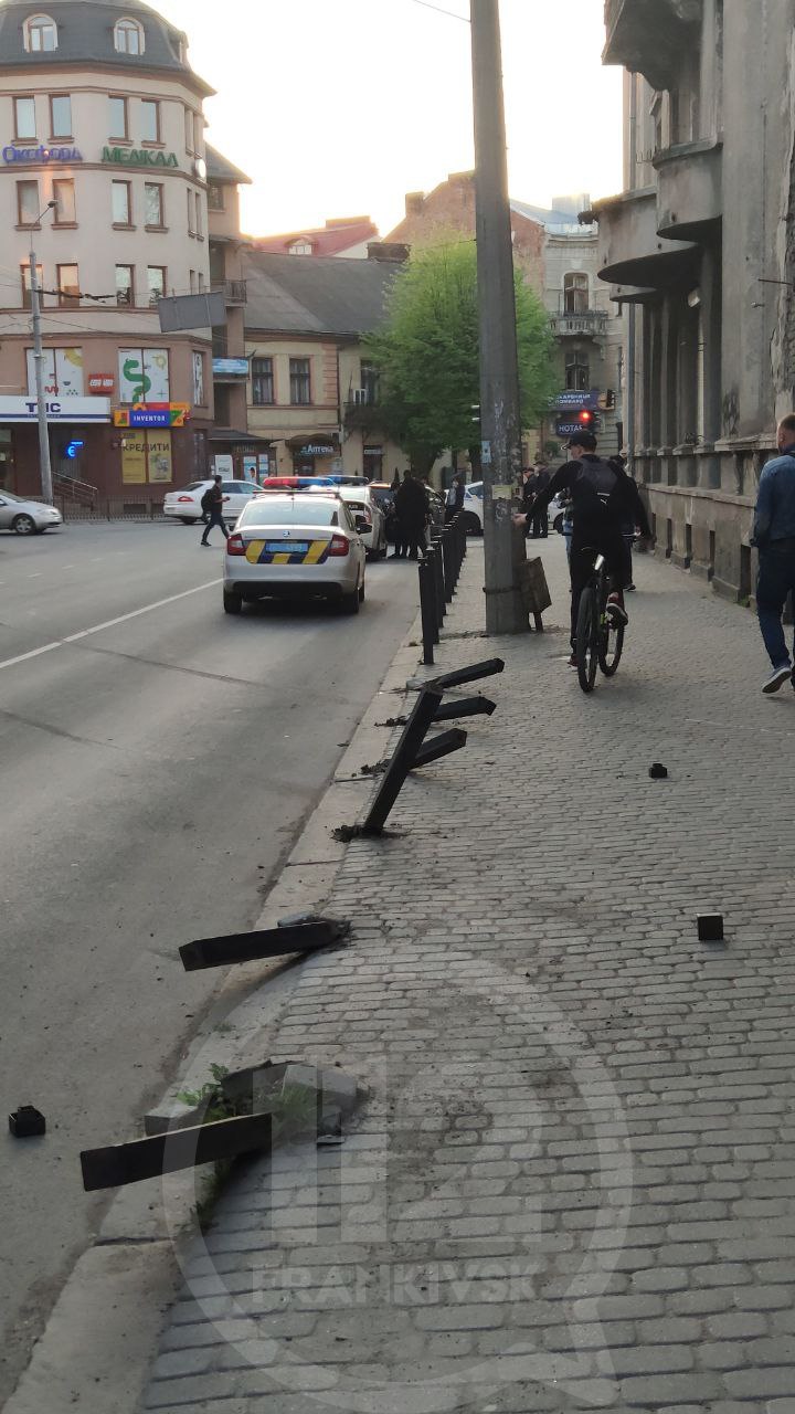 На Гаркуші водій з ознаками сп’яніння зніс стовпці безпеки – від тесту на алкоголь відмовився (ФОТО)