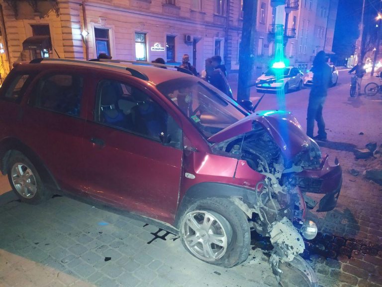 У центрі Івано-Франківська п’яна водійка врізалася в паркан (ФОТО)