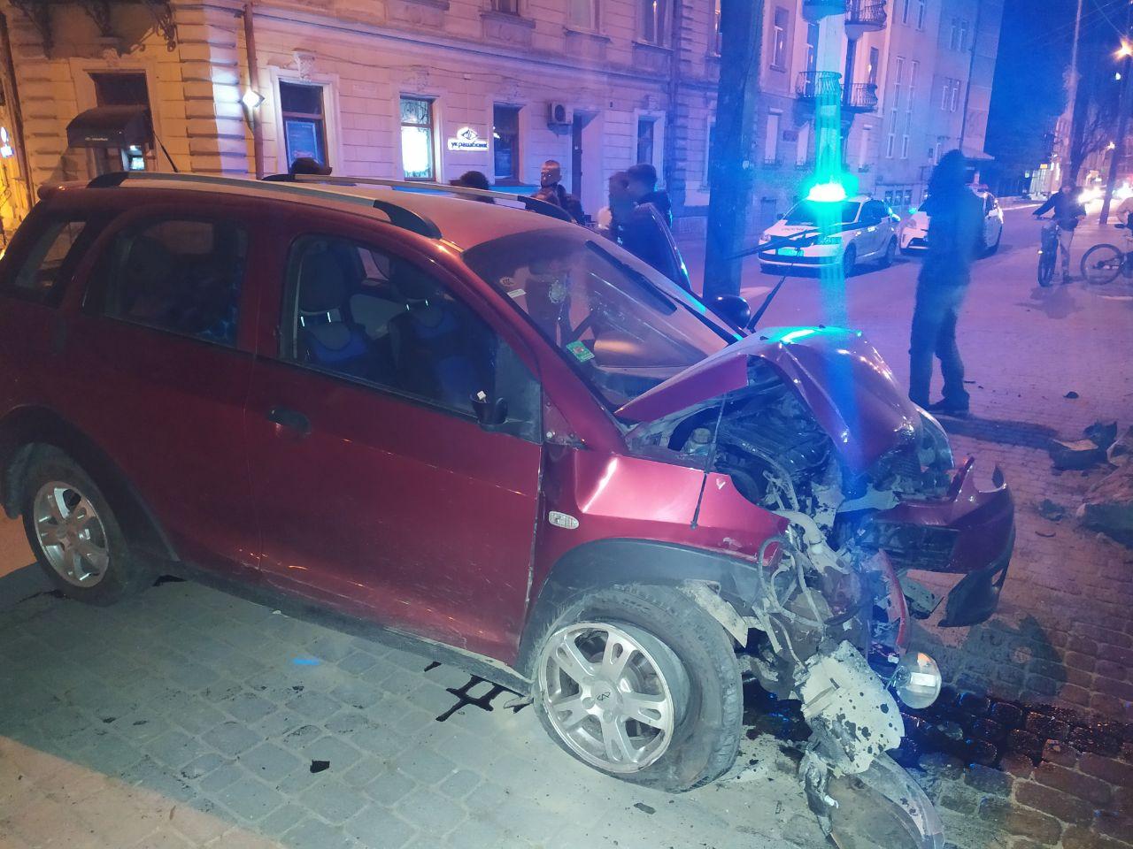 У центрі Івано-Франківська п’яна водійка врізалася в паркан (ФОТО)