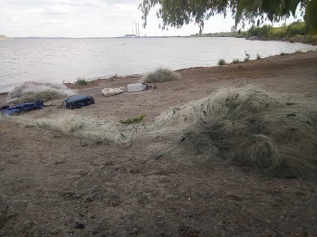 Рибпатрульні витягнули з Бурштинського “моря” понад кілометр браконьєрських сіток – улов випустили