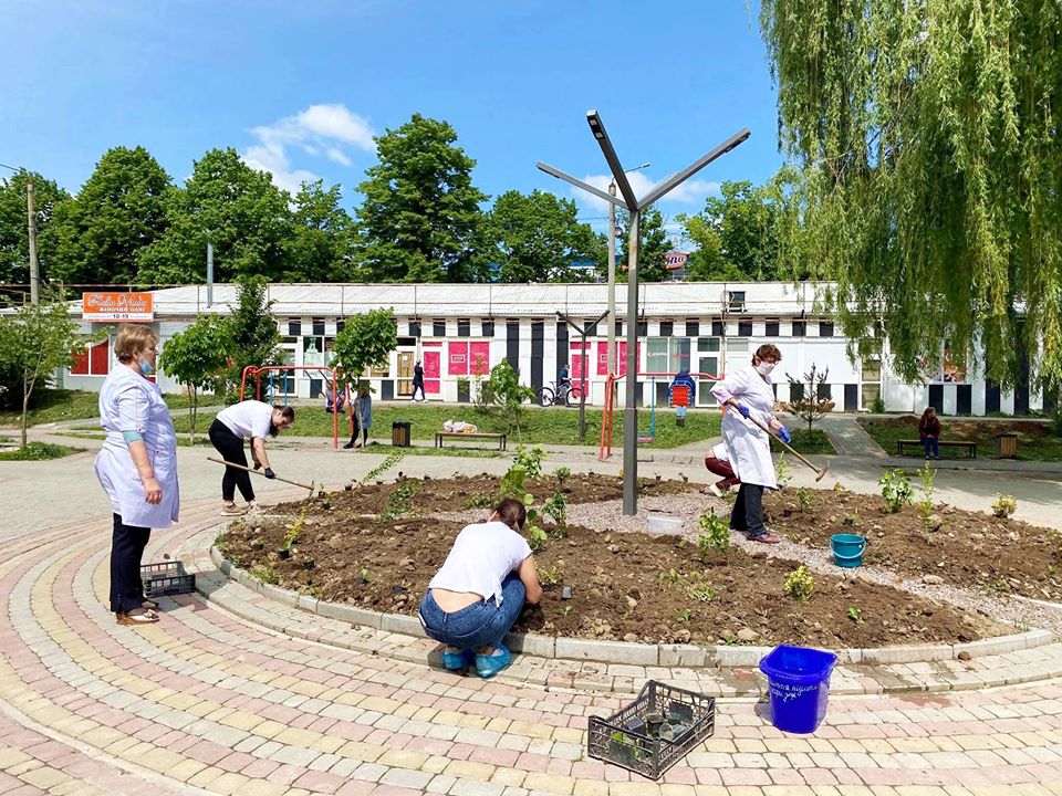Небайдужі висадили квіти поблизу медзакладу на БАМі (ФОТО)