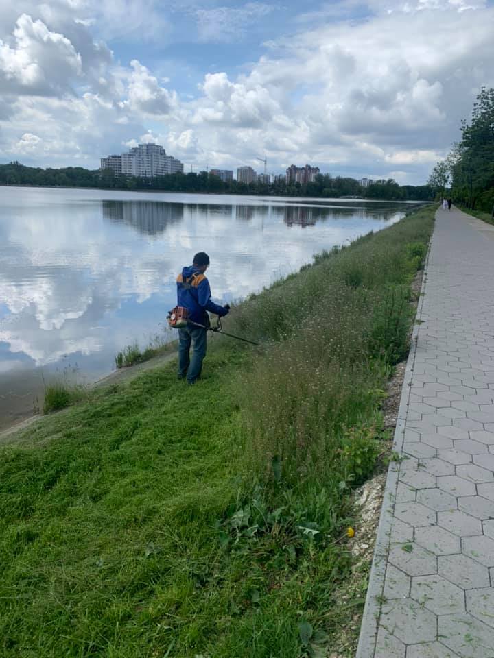 Франківські комунальники наводять лад на міському озері (ФОТО)