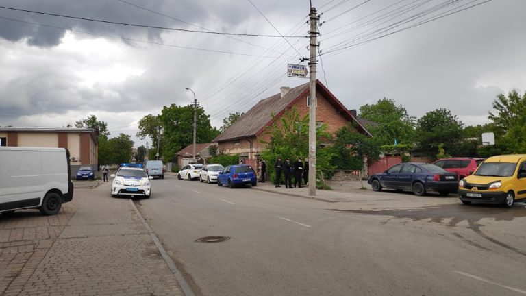 У Франківську за порушення ПДР зупинили авто. Водій був п’яний, пасажири – з наркотиками