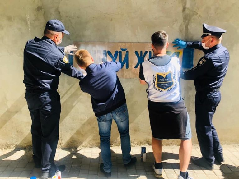 На фасадах франківських будинків рекламу наркотиків замінили мотивуючими словами (ФОТО)