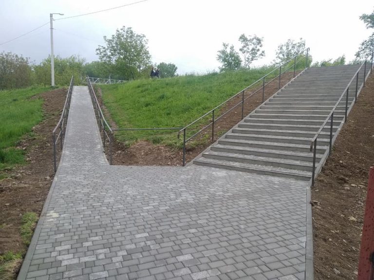 ОСББ спільно з міським бюджетом профінансувало сходи та пандус на дамбу Бистриці (ФОТО)
