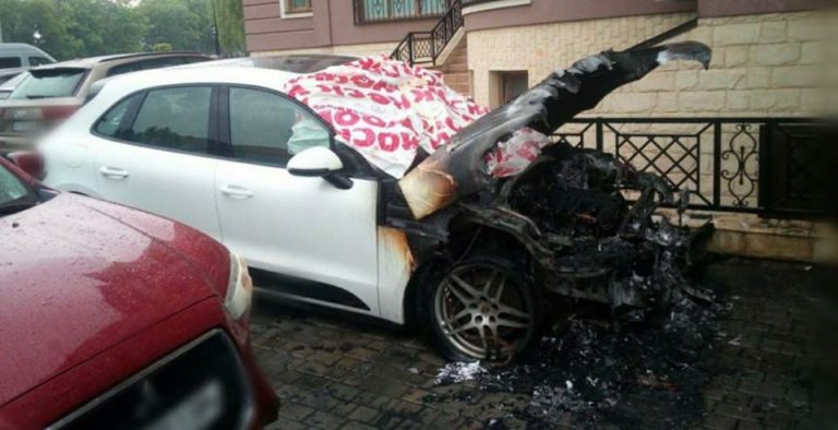 Поліція розшукує свідків підпалу іномарки у Коломиї (ФОТО)