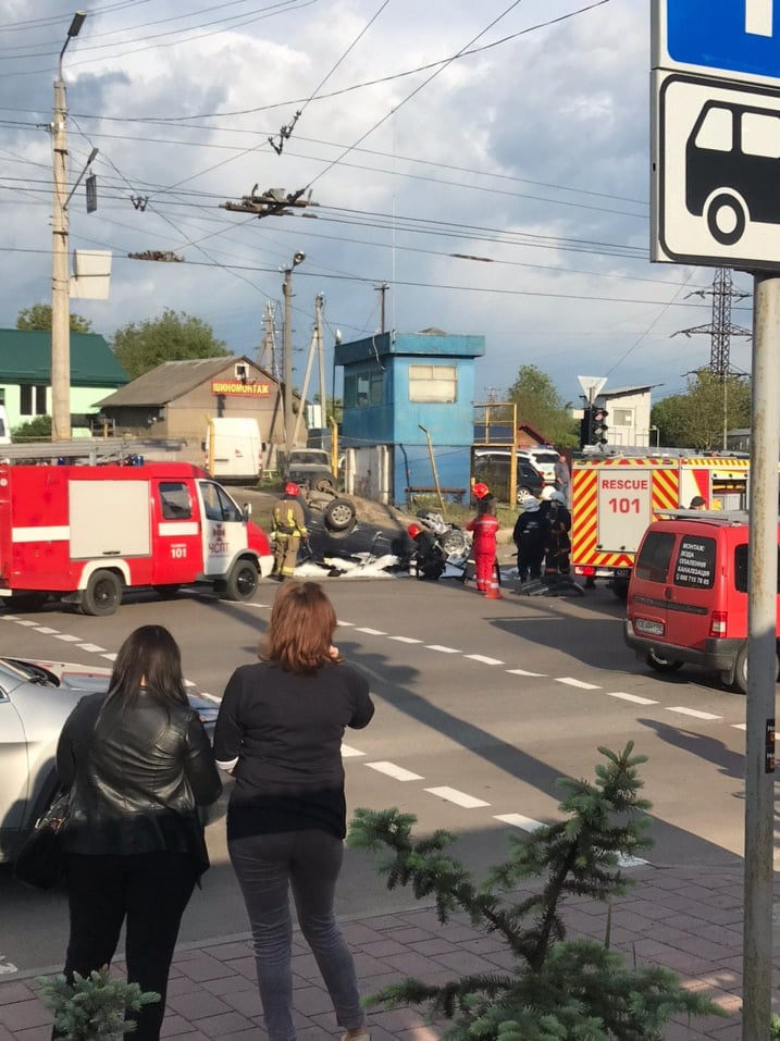 На Хоткевича масштабна ДТП – автомобіль опинився на даху (ФОТО, ВІДЕО, ОНОВЛЕНО)