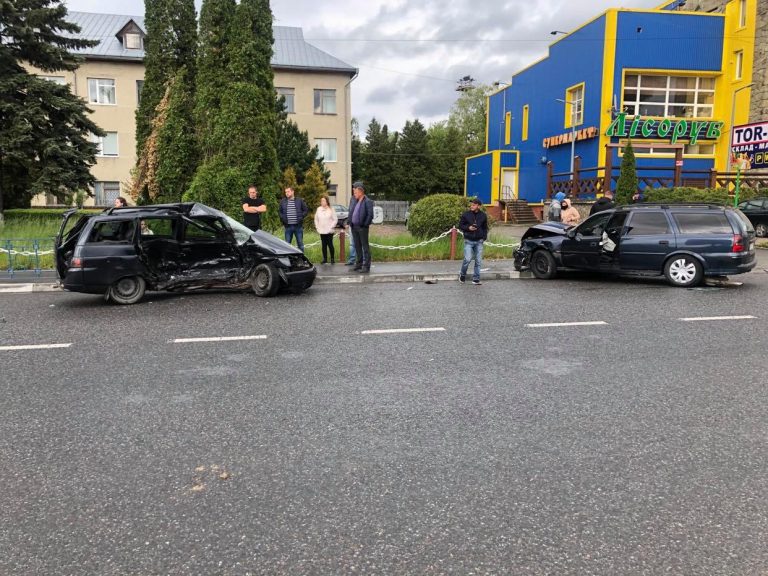 У Надвірній ВАЗ невдало розвертався і зіткнувся з Опелем (ФОТОФАКТ)