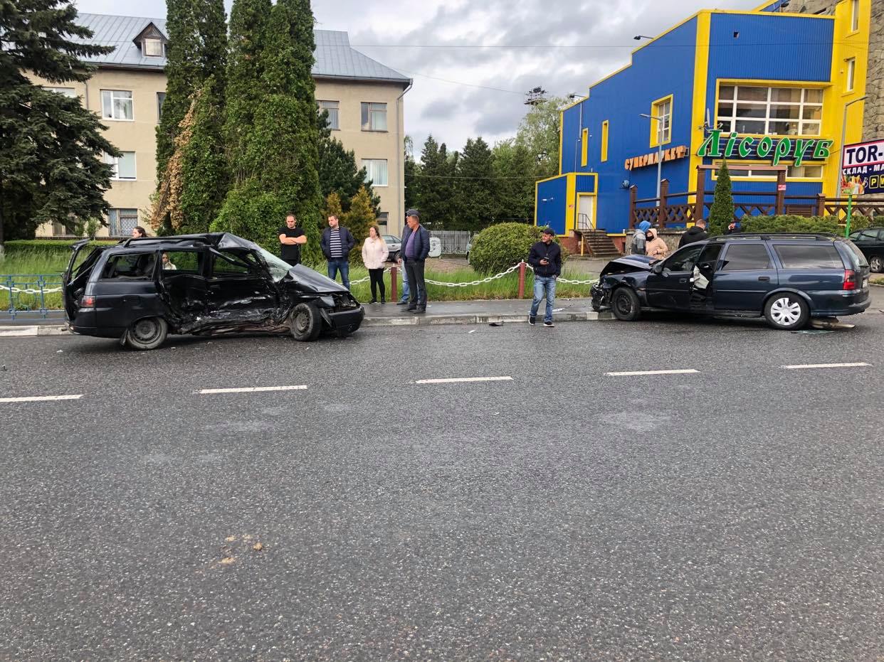 У Надвірній ВАЗ невдало розвертався і зіткнувся з Опелем (ФОТОФАКТ)