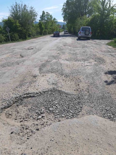 Люди хочуть блокувати розбиту дорогу “Надвірна-Бистриця”: в ОДА кажуть, що її ремонт незабаром стартує