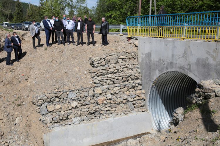 Нардеп Тимофійчук оглянув дорогу Яблунів-Космач, яку ремонтують за гроші Іванчука (ФОТО)
