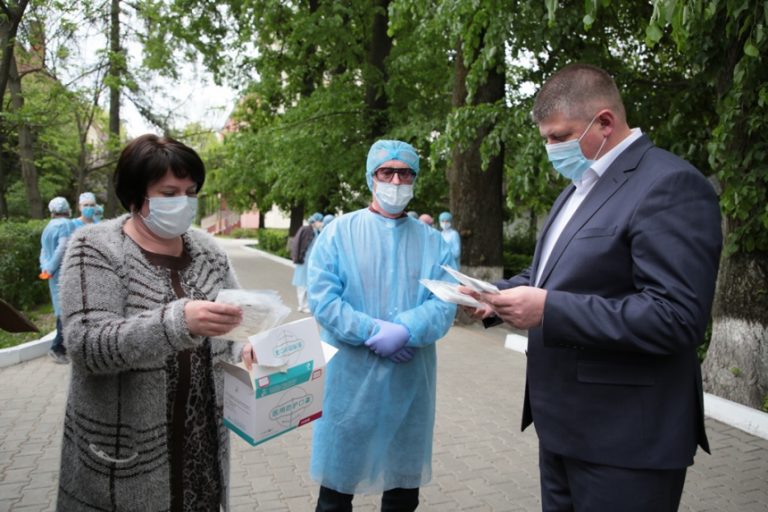 77 тисяч масок, захисних щитків і костюмів отримало Прикарпаття (ФОТО)