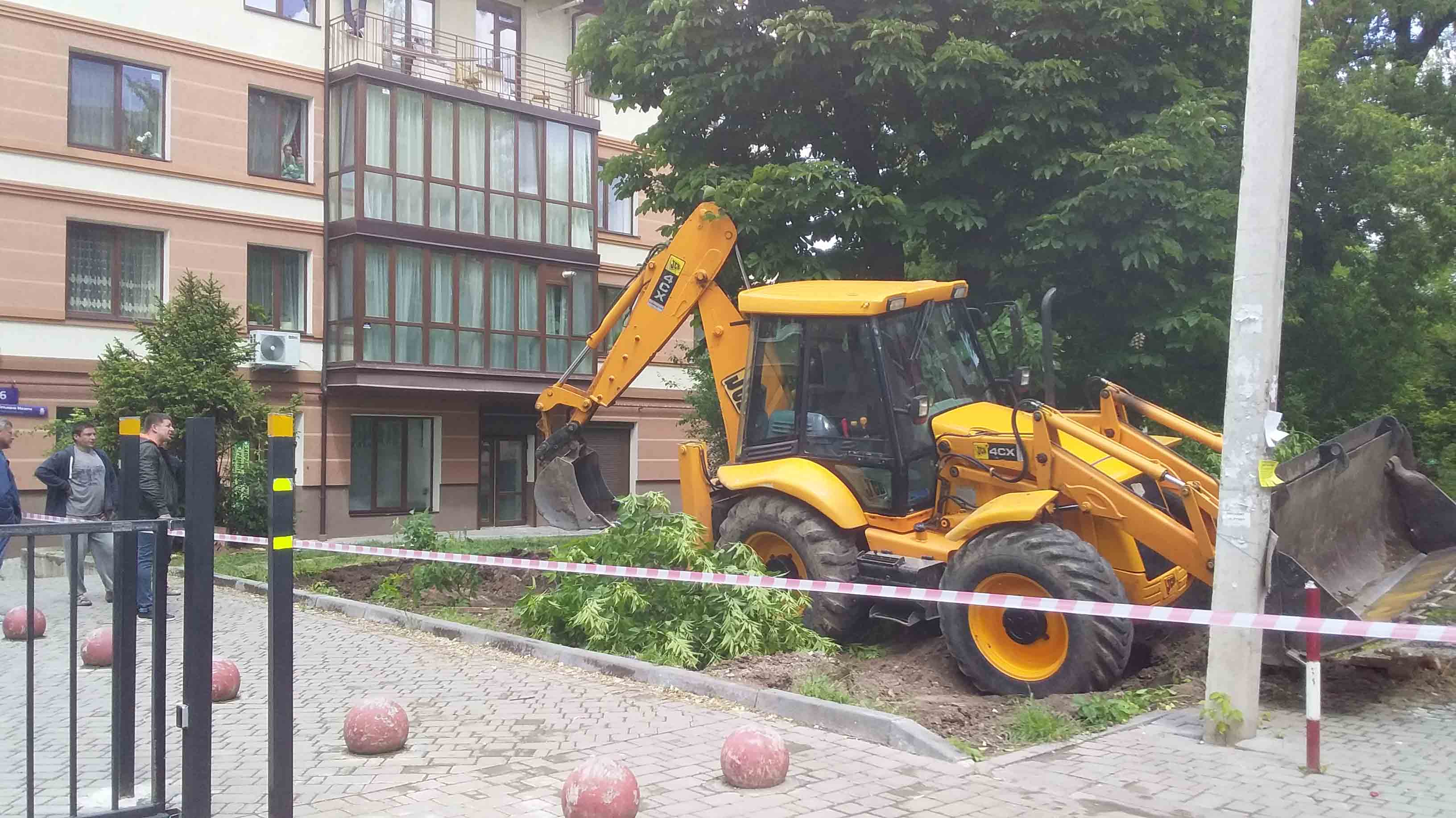 У дворі на Мазепи почали різати дерева: мешканці обурені, комунальники не бачать проблеми (ФОТО)