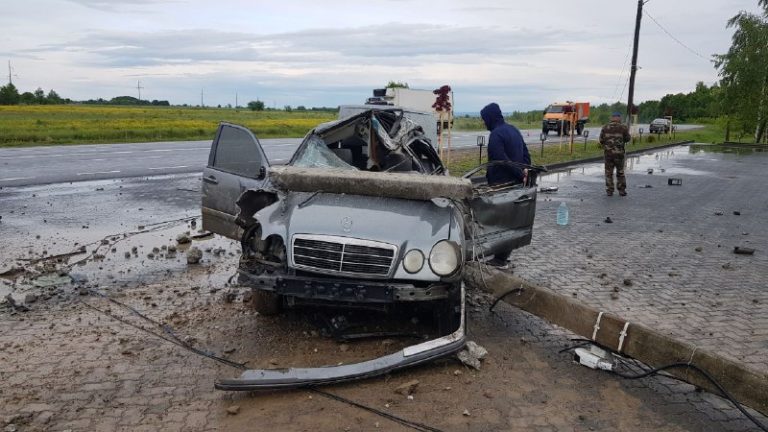 На Коломийщині Mercedes зіткнувся з Iveco та електроопорою: водій отримав травми (ФОТО)