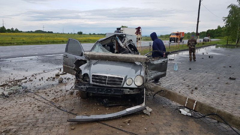 На Коломийщині Mercedes зіткнувся з Iveco та електроопорою: водій отримав травми (ФОТО)
