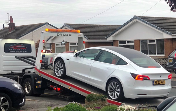У нової Tesla Model 3 відвалилося кермо під час руху (ФОТО)
