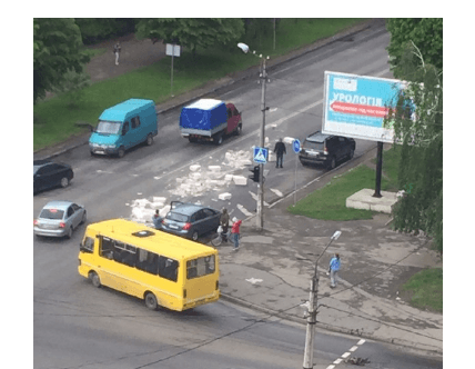 На Івасюка автомобіль “загубив” вантаж. Рух ускладнений (ФОТО)