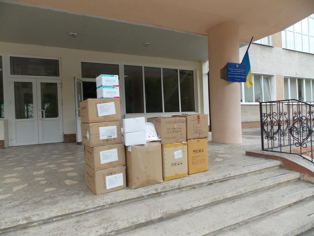 Респіратори, маски та костюми захисту отримали калуські медики (ФОТО)