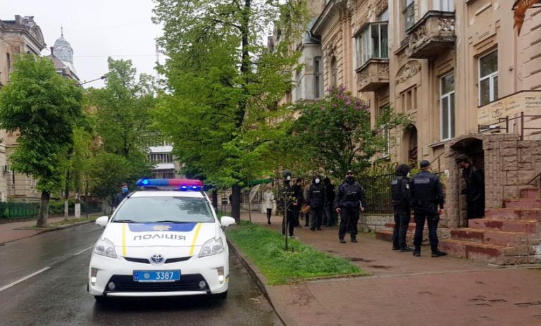 Вдарив продавця ножем і вистрілив у перехожого: у поліції розповіли подробиці ранкової стрілянини на Мазепи (ФОТО, ВІДЕО)