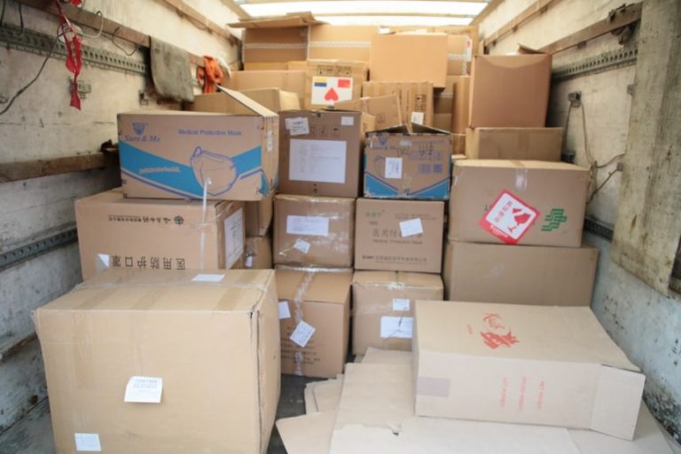 Ще понад тисячу костюмів захисту та 77 тисяч респіраторів передали медикам Прикарпаття (ФОТО)