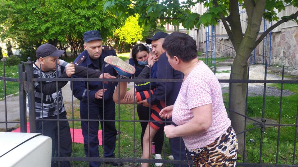 У Франківську нога 12-річного хлопчика застрягла в огорожі – допомогли лише рятувальники (ФОТО)