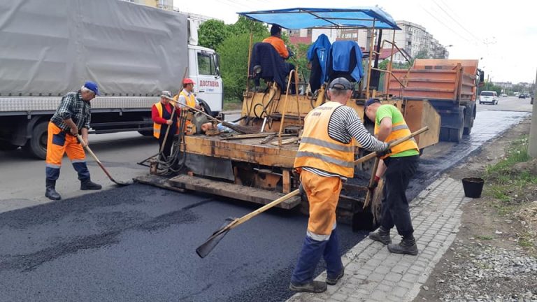 На вулиці Івасюка заасфальтували дорогу (ФОТО)