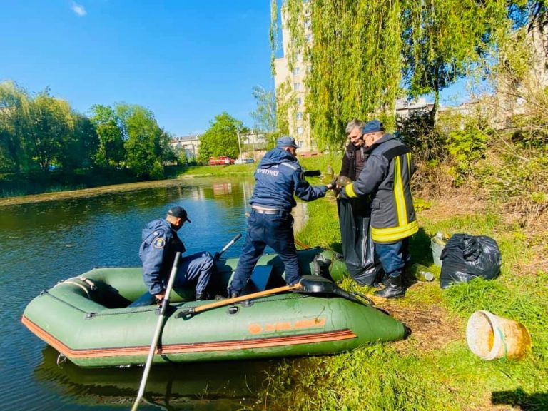 Купу сміття “виловили” з озера на БАМі (ФОТО, ВІДЕО)