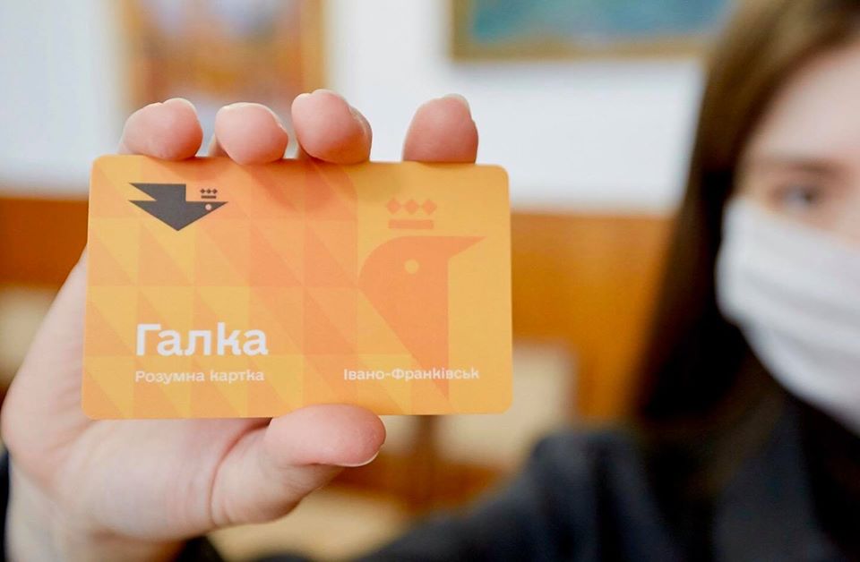 За два тижні понад п’ять тисяч франківських пільговиків отримали транспортні картки