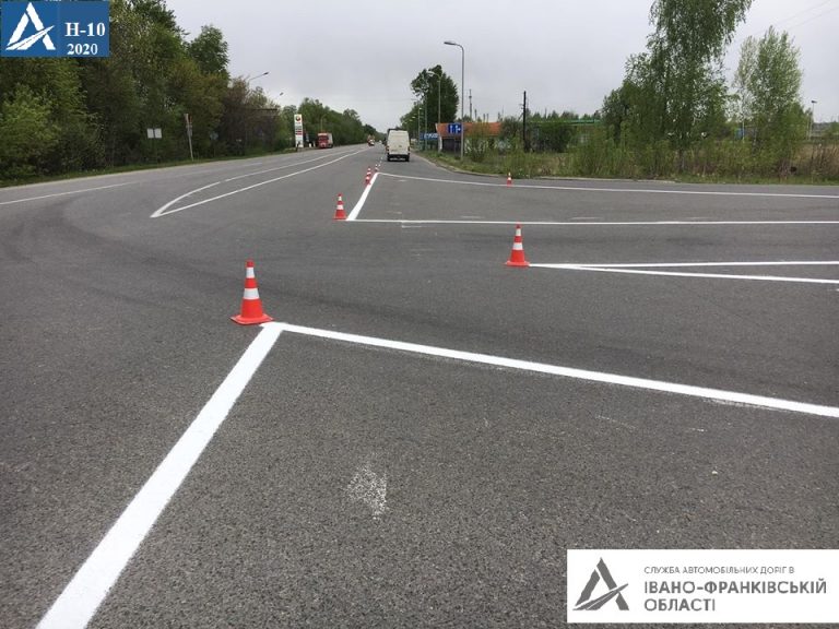 На дорогах держзначення Прикарпаття відновлюють розмітку (ФОТО)
