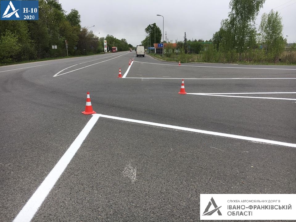 На дорогах держзначення Прикарпаття відновлюють розмітку (ФОТО)