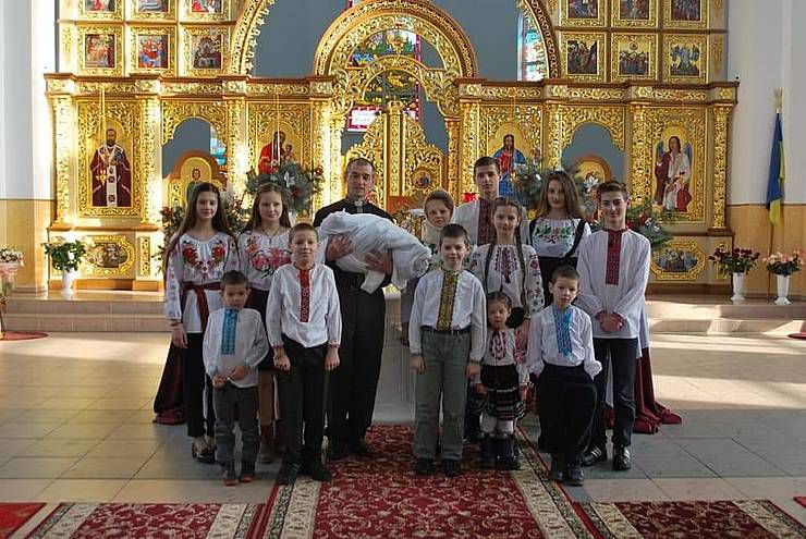 На Франківщині родина священника виховує 12 дітей (ФОТО)