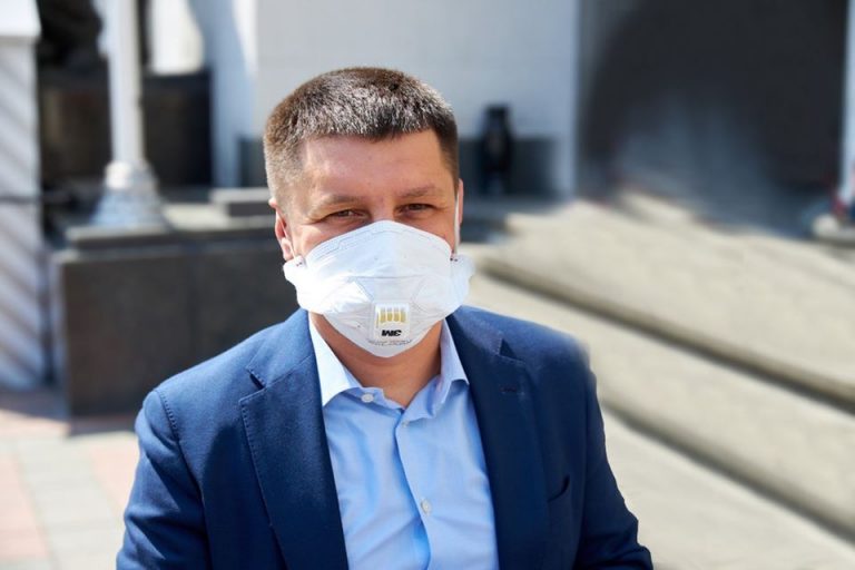 “Підтримали закон про управління відходами, продовжили блокування російських соцмереж і прийняли антикризовий закон”, – нардеп Едуард Прощук