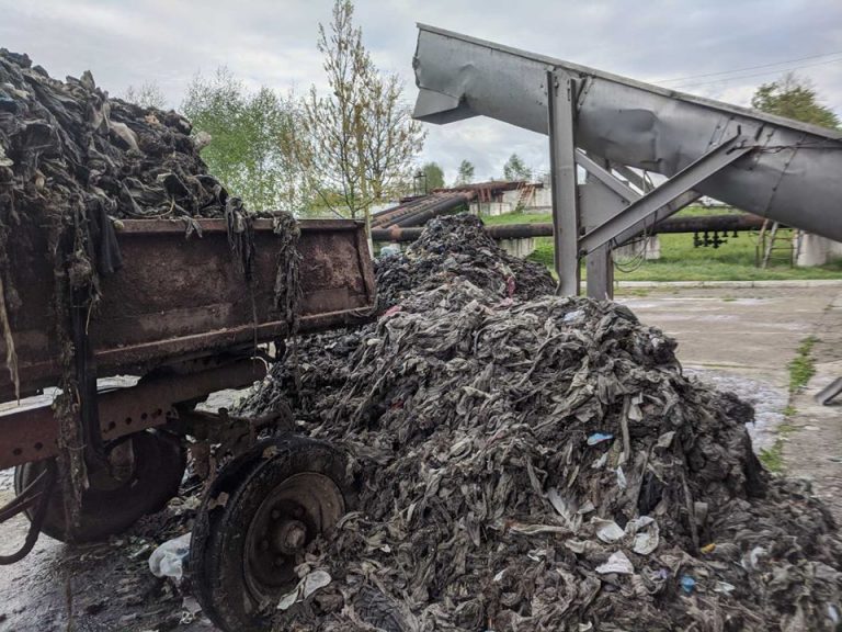 Комунальники показали гори побутового сміття, яке франківці викидають у каналізацію (ГИДКІ ФОТО)