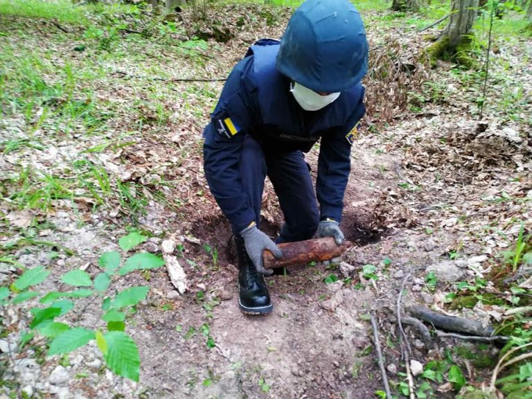 Застарілі артснаряди виявили у лісному масиві біля Добровлян (ФОТО)