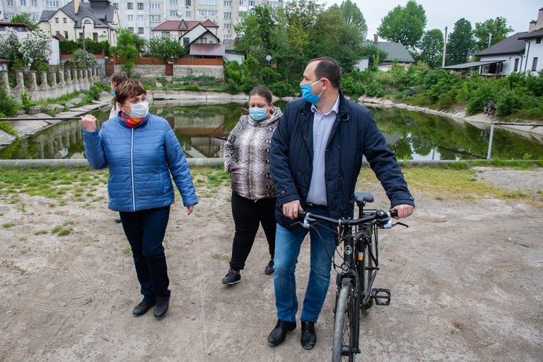 Чиновники на велосипедах перевірили шість франківських вулиць (ФОТО)