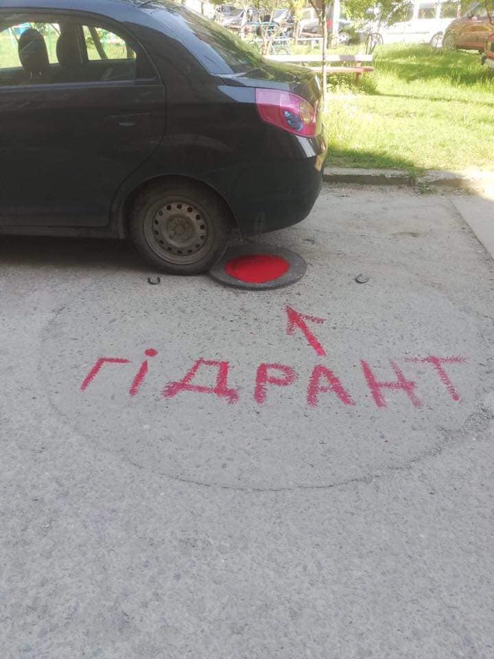 Франківських водіїв просять не паркуватися на пожежних гідрантах (ФОТО)