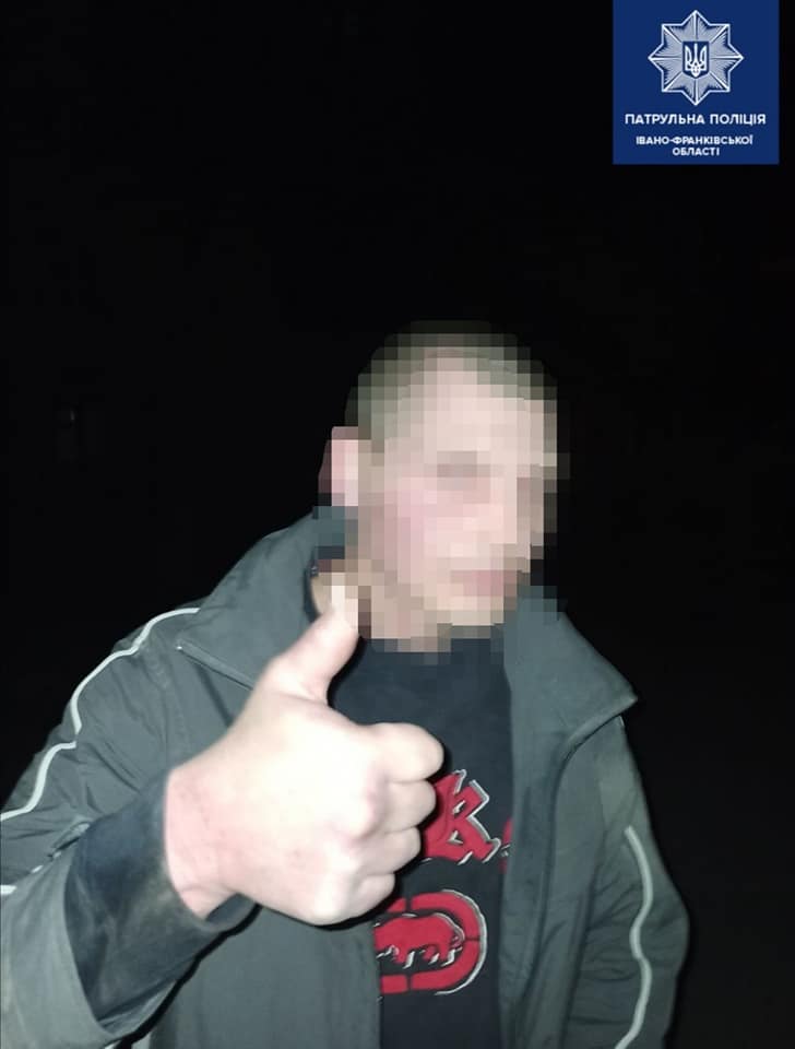 У Франківську затримали чоловіка, який намагався потрапити в чужу квартиру. У порушника знайшли наркотики (ФОТО)