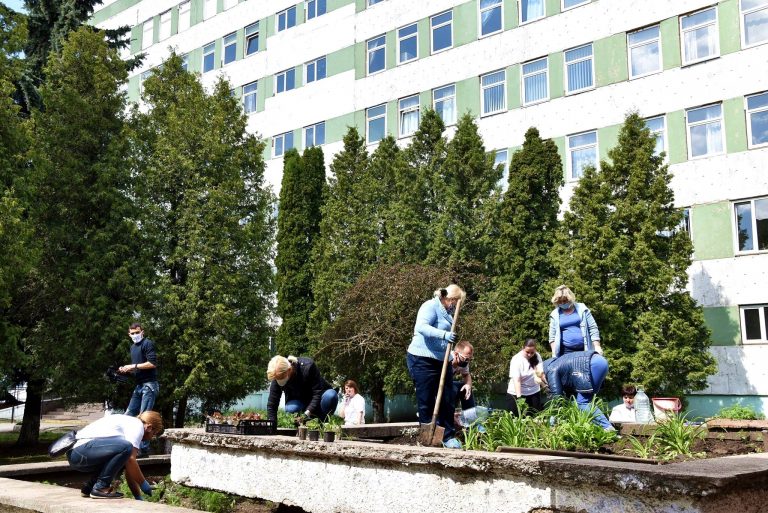 Небайдужі підбадьорили франківських медиків квітами (ФОТО)