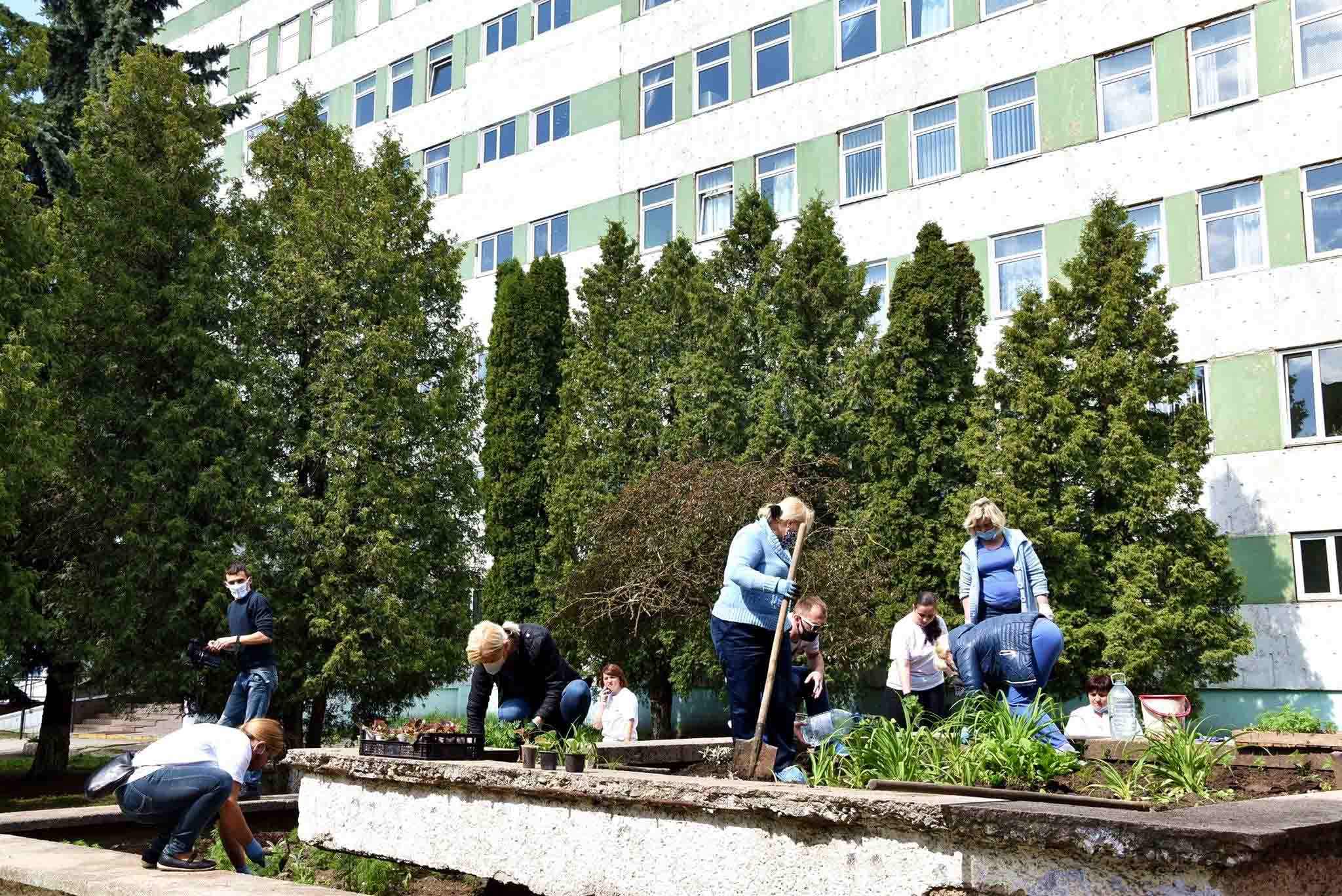 Небайдужі підбадьорили франківських медиків квітами (ФОТО)