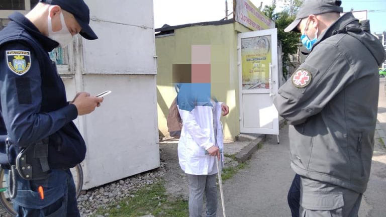 Агресивну жебрачку затримали в Івано-Франківську (ФОТО)