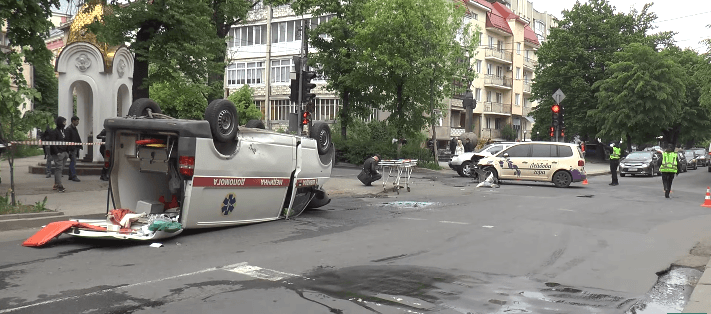 Водії швидкої та служби доставки розповіли свою версію, як сталася масштабна ДТП (ВІДЕО)