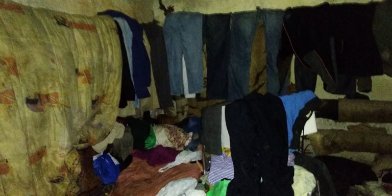 У будинку на Мазепи натрапили на притон безхатьків. Комунальники вивезли тонни сміття (ФОТО)