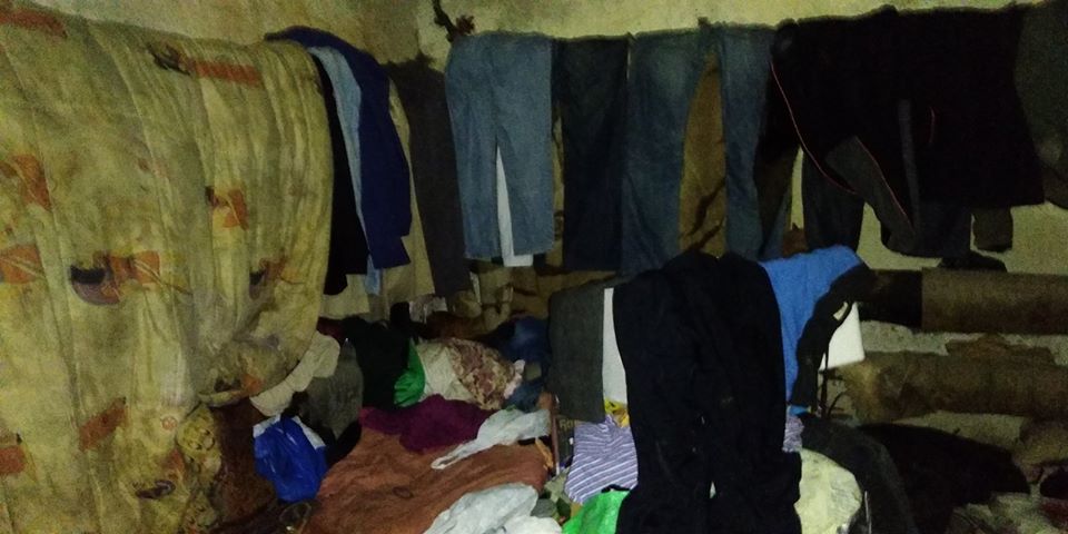 У будинку на Мазепи натрапили на притон безхатьків. Комунальники вивезли тонни сміття (ФОТО)
