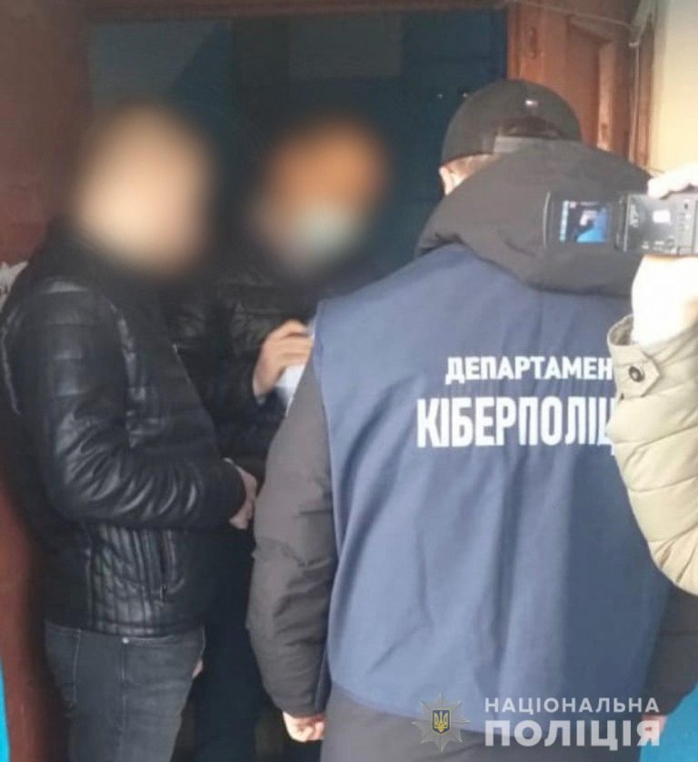 Прикарпатська кіберполіція виявила “чорного” реєстратора, котрий переписував майно людей на інших власників