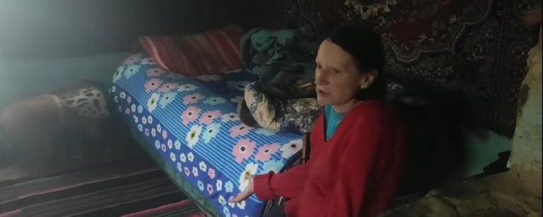 “Самотня серед людей”: у селі на Косівщині жінка “виживає” без грошей, світла й газу (ФОТО, ВІДЕО)