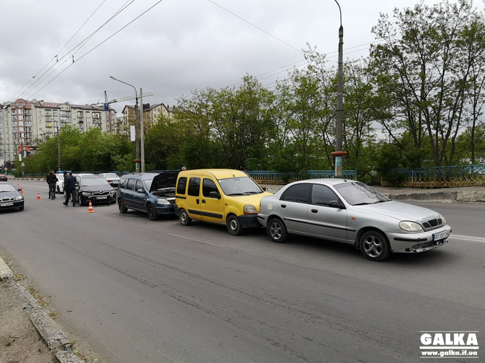 Масштабна ранкова ДТП: п’ять машин зіткнулися на Незалежності (ФОТО, ОНОВЛЕНО)