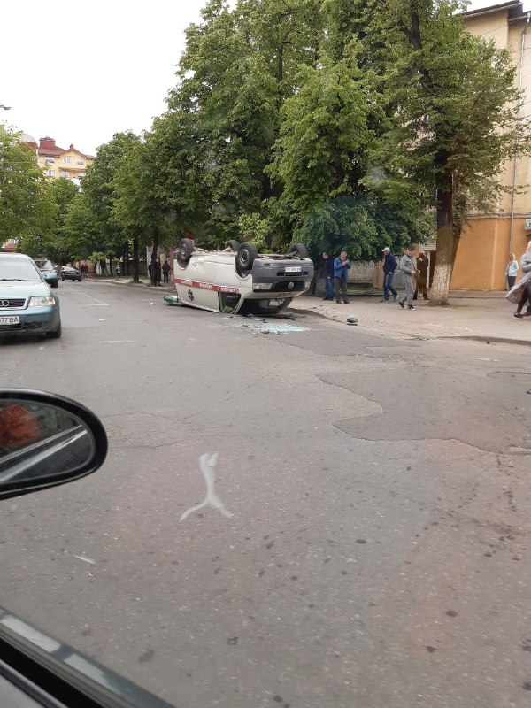 “Швидка” опинилася на даху: на перехресті Коновальця-Сахарова масштабна ДТП (ФОТО, ВІДЕО)